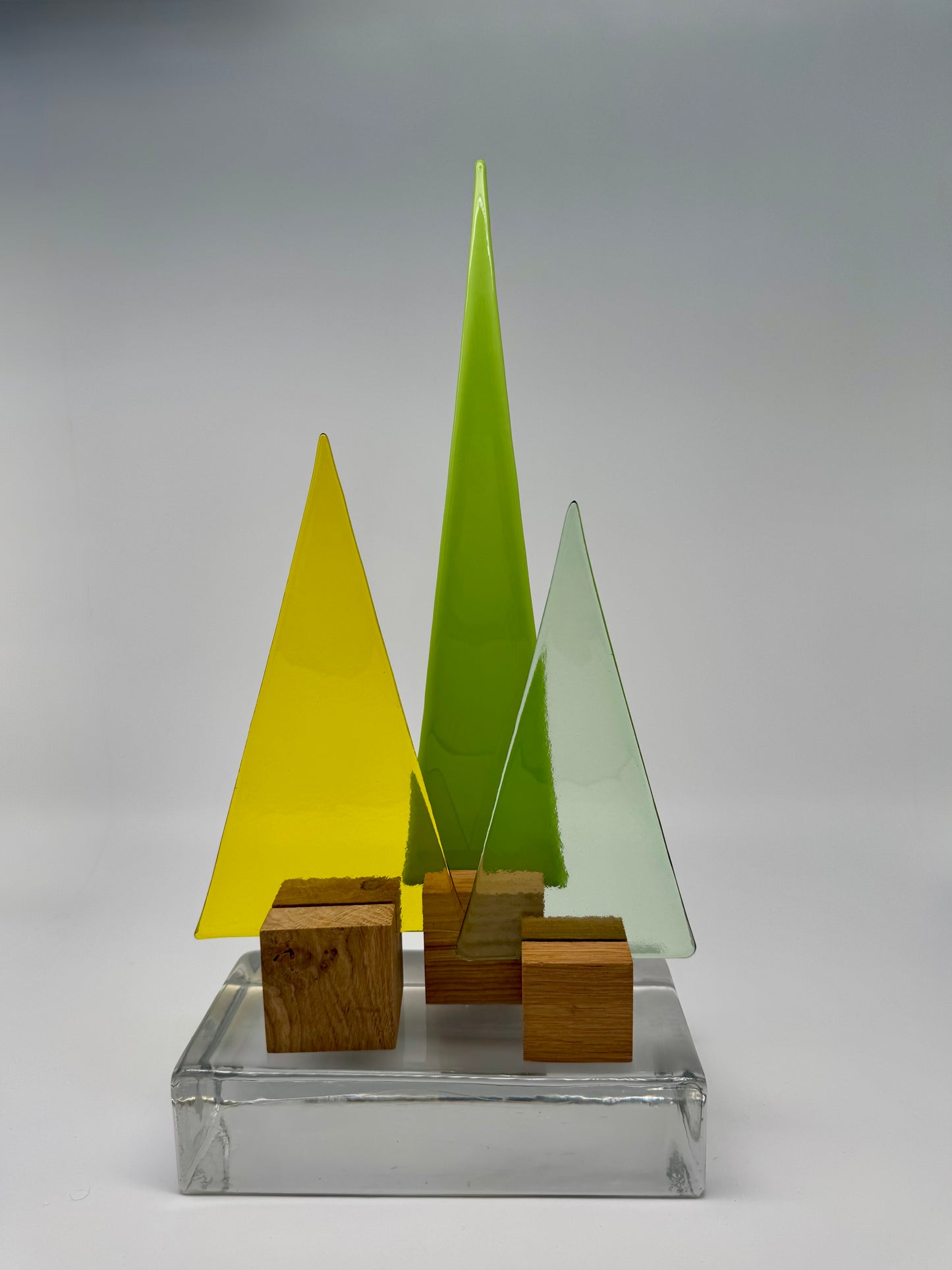 14000 Hellgrüner nicht durchsichtiger Glasbaum auf Eichenholz - ca. 31 cm hoch